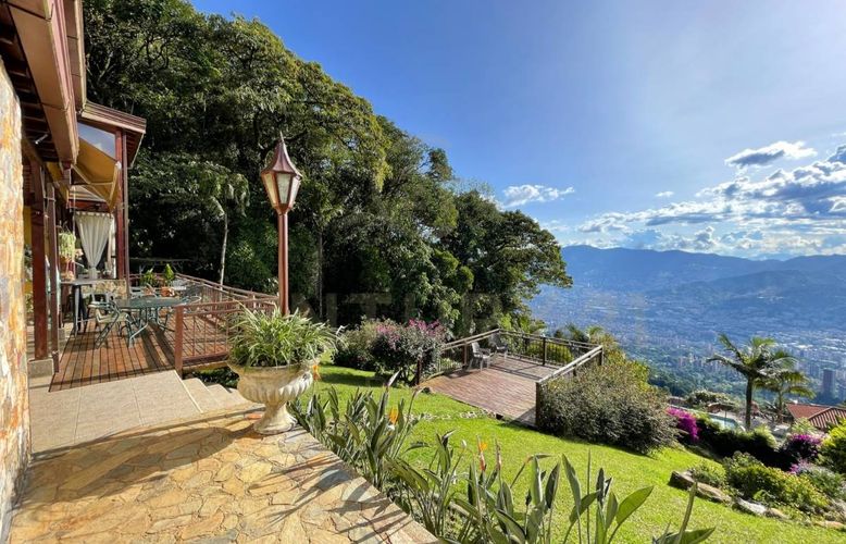 Casa de 5 alcobas en venta en Las Palmas, Medellín, 241 m² · foto 3 de 19