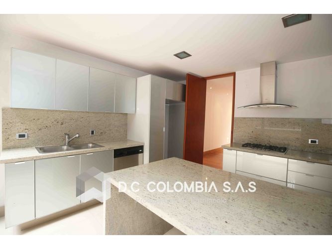 Apartamento de 2 alcobas en venta en El Refugio, Bogotá, 239 m² · foto 2 de 5