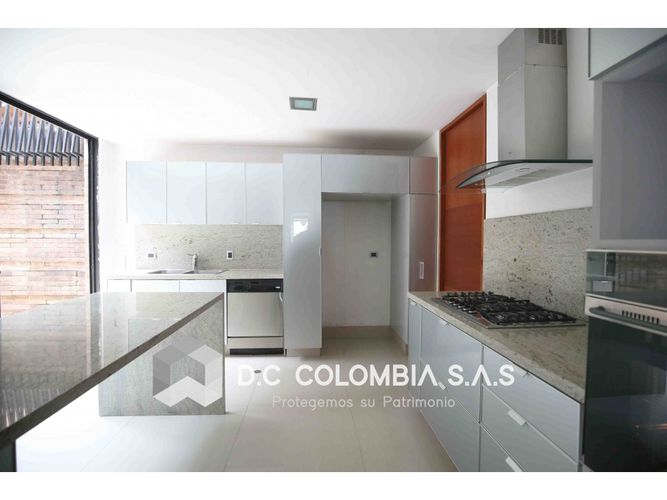 Apartamento de 2 alcobas en venta en El Refugio, Bogotá, 239 m² · foto 3 de 5