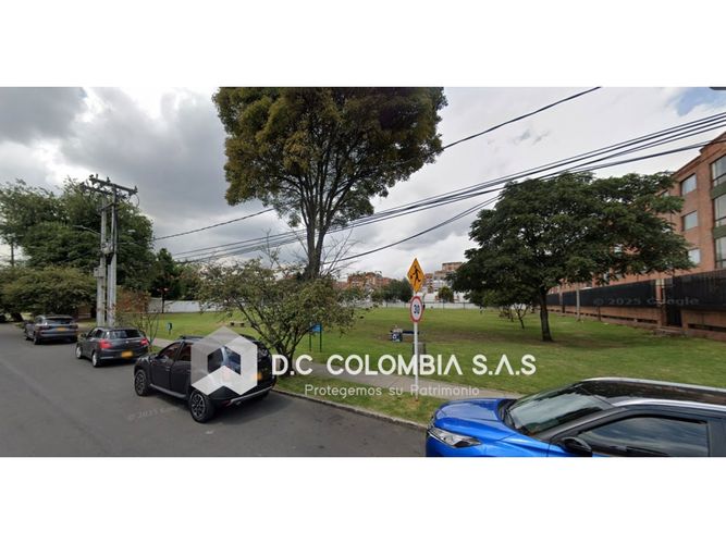 Casa de 5 alcobas en venta en Cedro Golf, Bogotá, 277 m² · foto 2 de 3