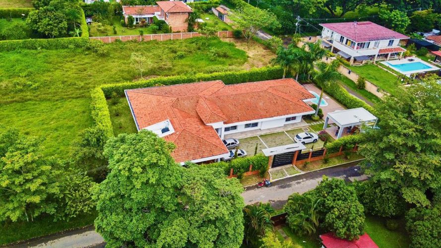Casa de 4 alcobas en venta en Las Mercedes, Jamundí, 650 m² · foto 2 de 21