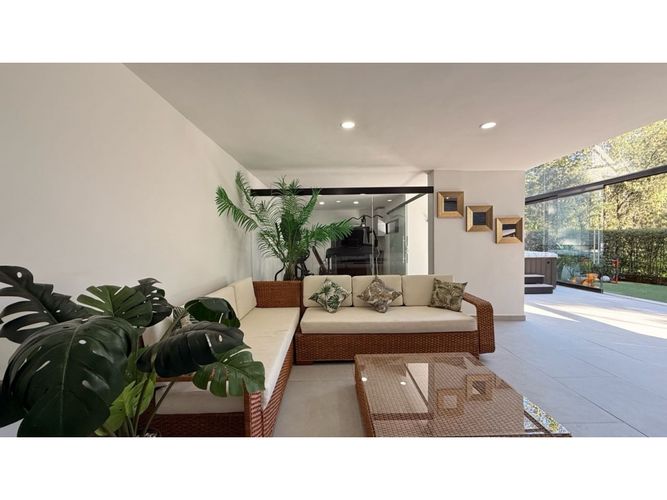 Casa de 4 alcobas en venta en Los Naranjos, Medellín, 500 m² · foto 2 de 24
