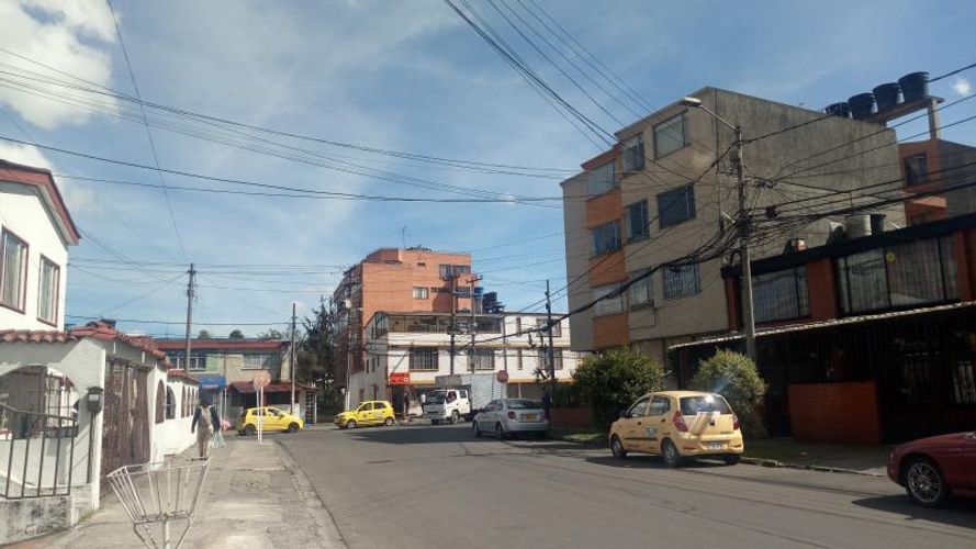 Casa de 5 alcobas en venta en Engativá, Bogotá, 313 m² · foto 2 de 8