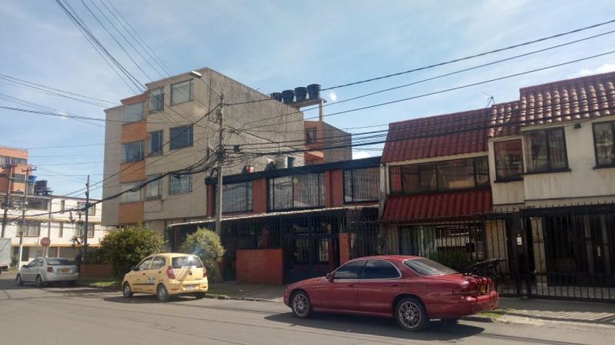 Casa de 5 alcobas en venta en Engativá, Bogotá, 313 m² · foto 4 de 8