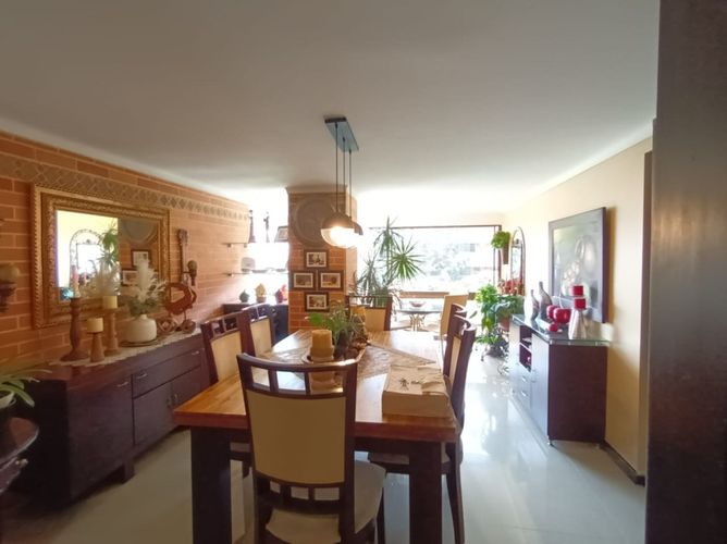 Apartamento de 3 alcobas en venta en La Aguacatala, Medellín, 208 m² · foto 5 de 24