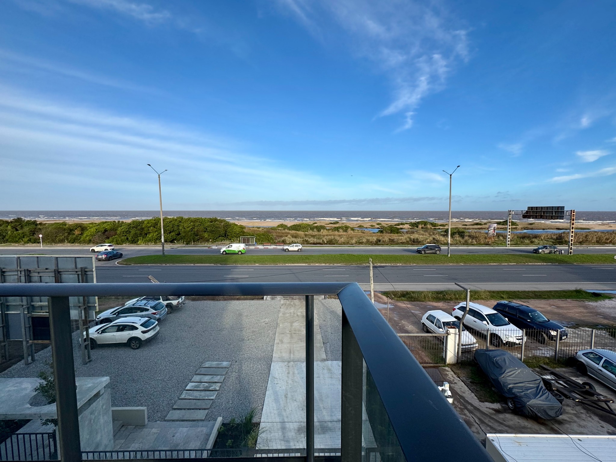 Apartamento en Alquiler a estrenar de 3 dormitorios con vista al mar en Barra de Carrasco