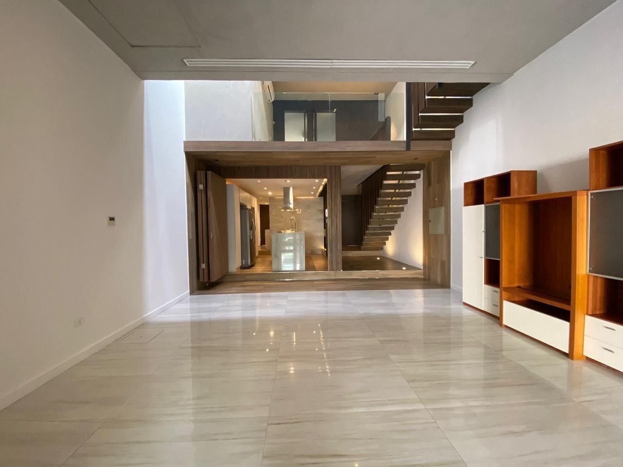 EN VENTA LUJOSA CASA DE 3 DORMITORIOS EN SUITE, BARRIO YCUA SATI — foto 2