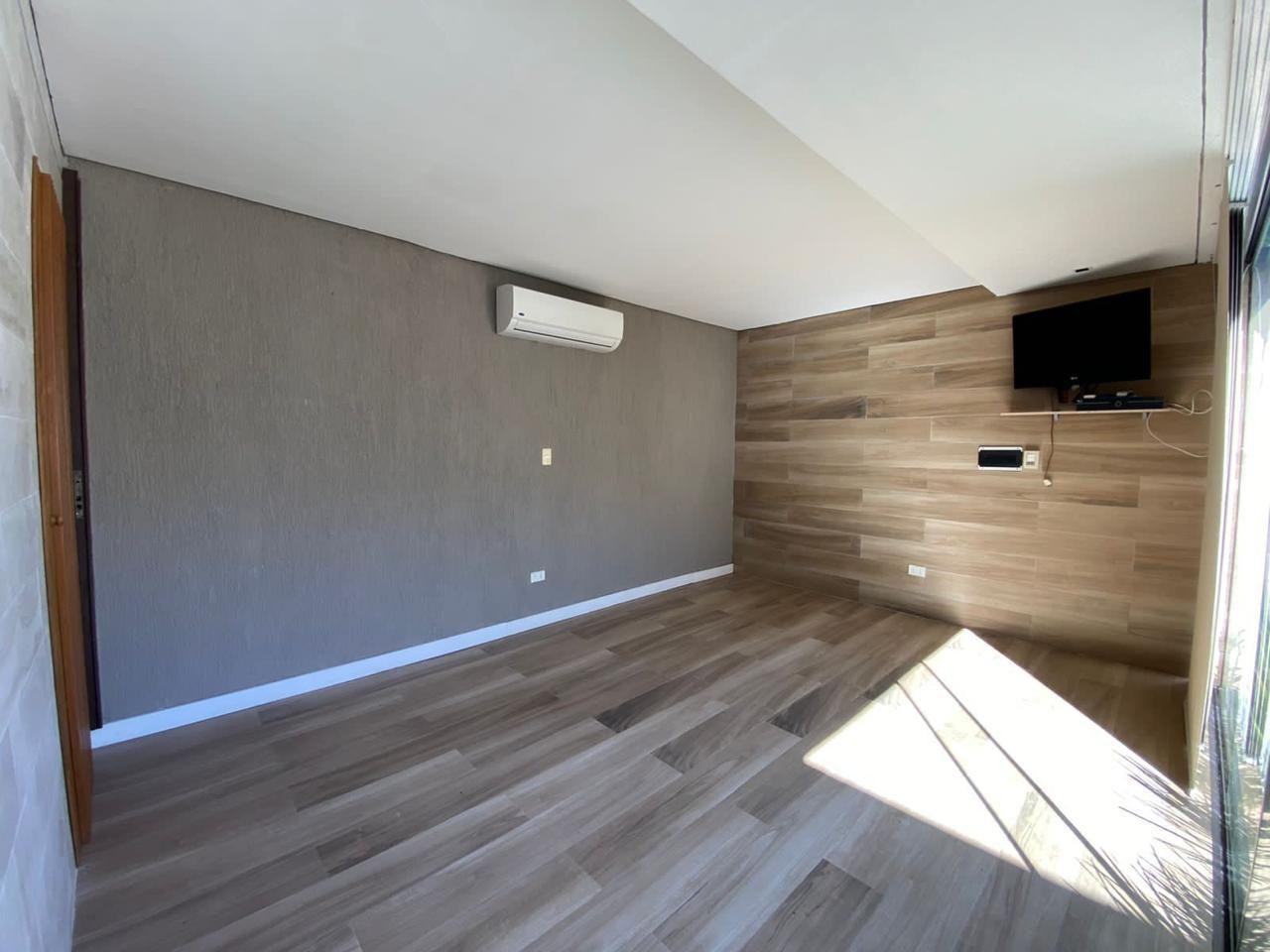 EN VENTA LUJOSA CASA DE 3 DORMITORIOS EN SUITE, BARRIO YCUA SATI — foto 3