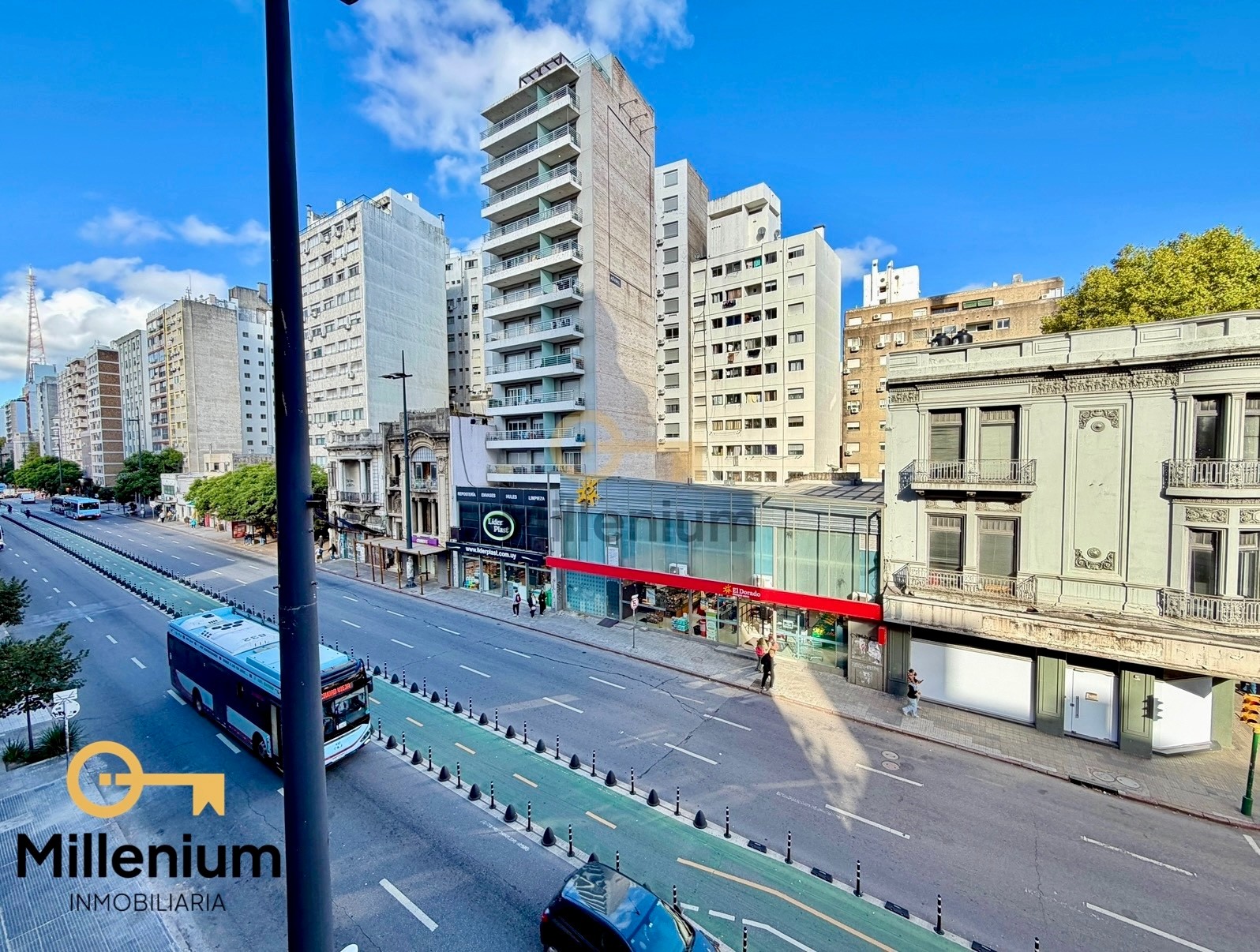 Venta De Apartamento 2 Dormitorios Con Garaje sobre 18 de julio - Cordon