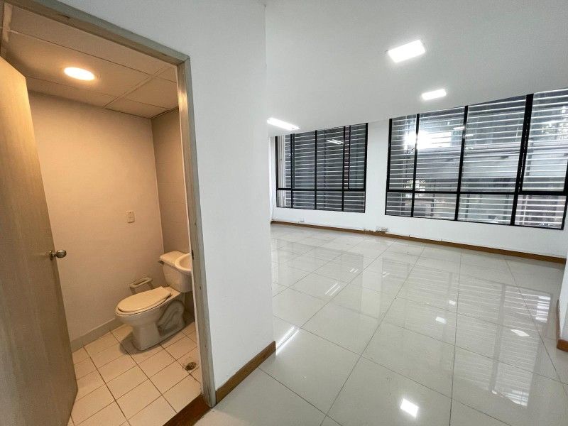 Oficina en arriendo en El Poblado, Medellín, 46 m² · foto 2 de 6