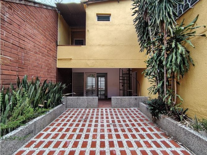 Casa de 6 alcobas en arriendo en La Castellana, Medellín, 300 m² · foto 2 de 24