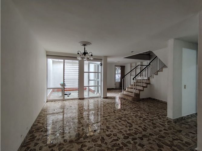 Casa de 6 alcobas en arriendo en La Castellana, Medellín, 300 m² · foto 3 de 24