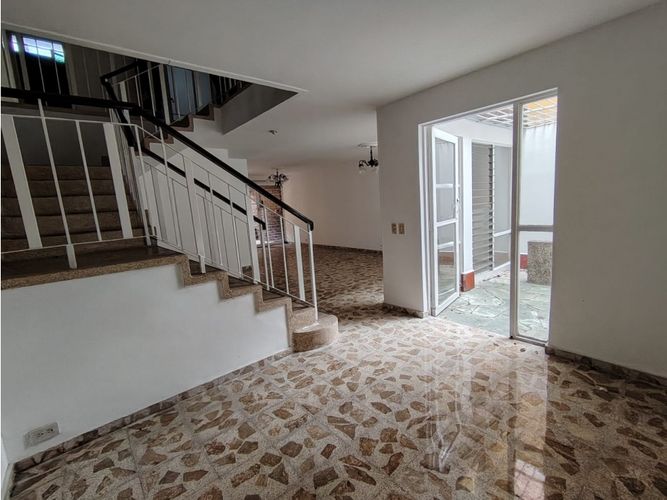 Casa de 6 alcobas en arriendo en La Castellana, Medellín, 300 m² · foto 4 de 24