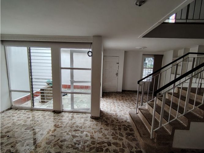 Casa de 6 alcobas en arriendo en La Castellana, Medellín, 300 m² · foto 5 de 24