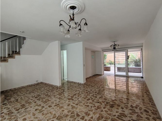 Casa de 6 alcobas en arriendo en La Castellana, Medellín, 300 m² · foto 6 de 24