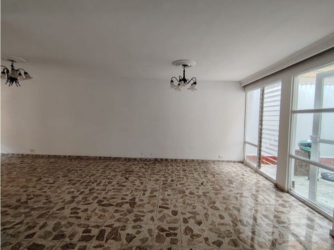 Casa de 6 alcobas en arriendo en La Castellana, Medellín, 300 m² · foto 7 de 24
