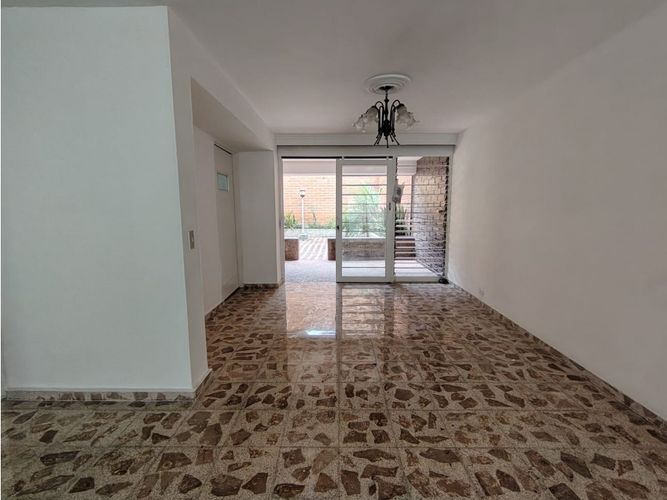 Casa de 6 alcobas en arriendo en La Castellana, Medellín, 300 m² · foto 8 de 24