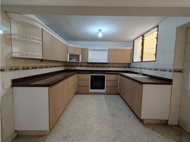 Casa de 6 alcobas en arriendo en La Castellana, Medellín, 300 m² · foto 9 de 24