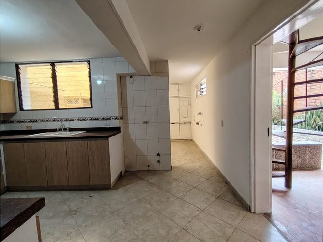 Casa de 6 alcobas en arriendo en La Castellana, Medellín, 300 m² · foto 10 de 24