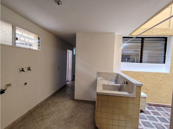 Casa de 6 alcobas en arriendo en La Castellana, Medellín, 300 m² · foto 11 de 24