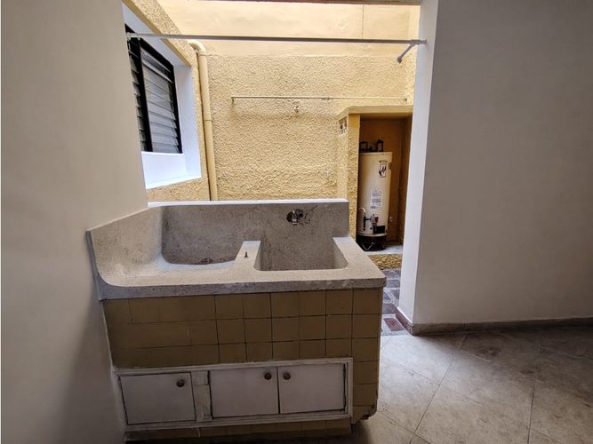 Casa de 6 alcobas en arriendo en La Castellana, Medellín, 300 m² · foto 12 de 24