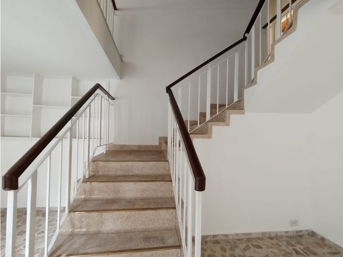 Casa de 6 alcobas en arriendo en La Castellana, Medellín, 300 m² · foto 13 de 24