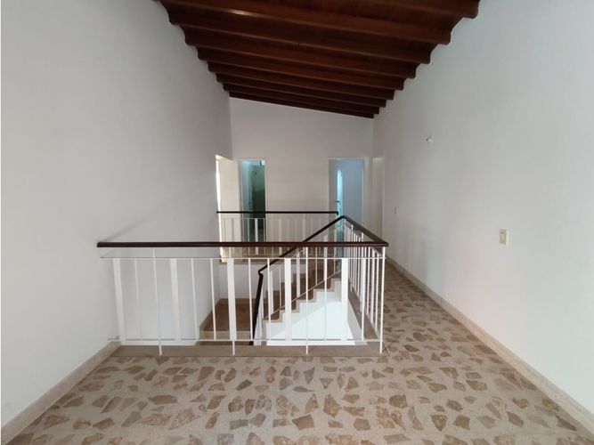 Casa de 6 alcobas en arriendo en La Castellana, Medellín, 300 m² · foto 14 de 24