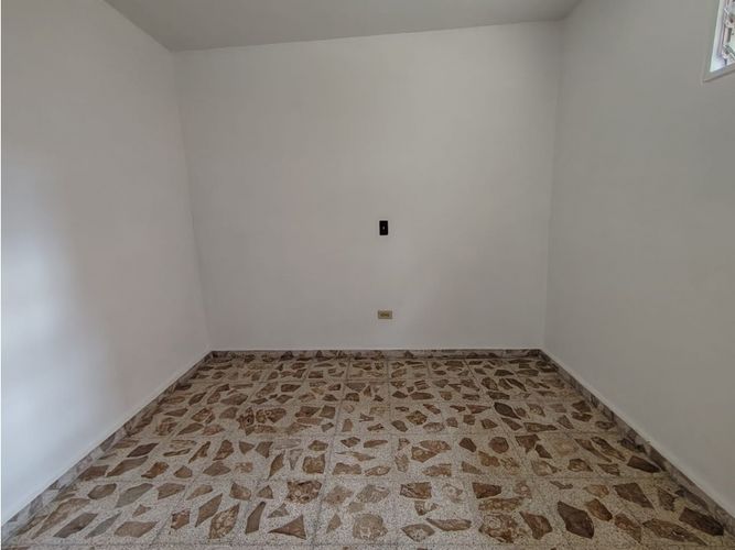 Casa de 6 alcobas en arriendo en La Castellana, Medellín, 300 m² · foto 17 de 24