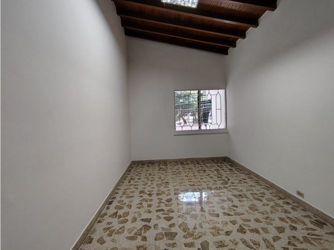Casa de 6 alcobas en arriendo en La Castellana, Medellín, 300 m² · foto 18 de 24