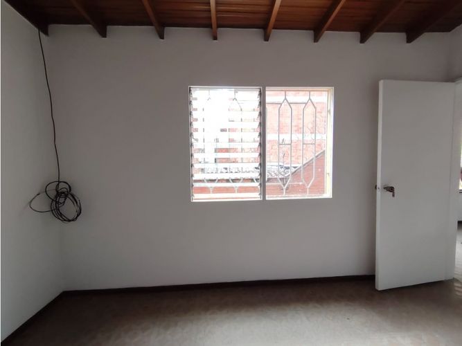 Casa de 6 alcobas en arriendo en La Castellana, Medellín, 300 m² · foto 19 de 24