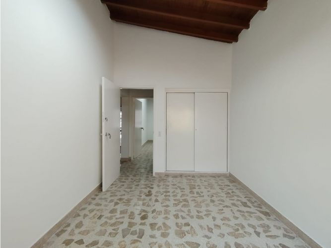 Casa de 6 alcobas en arriendo en La Castellana, Medellín, 300 m² · foto 20 de 24