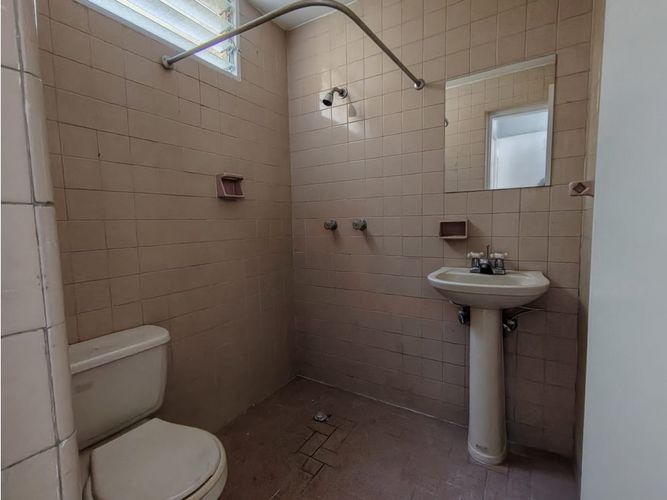 Casa de 6 alcobas en arriendo en La Castellana, Medellín, 300 m² · foto 21 de 24