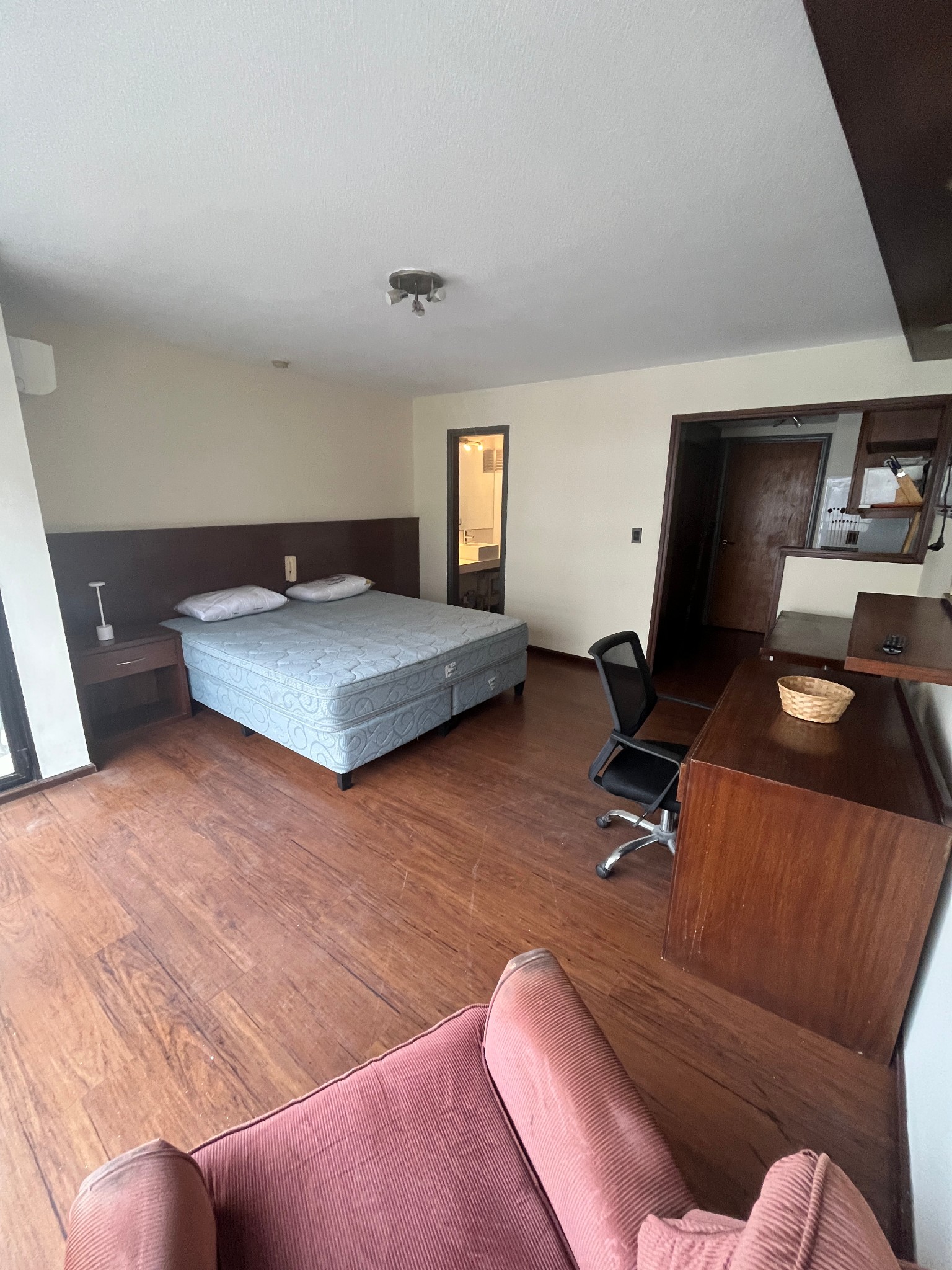 ALQUILER APARTAMENTO POCITOS MONOAMBIENTE AL FRENTE KITCHENETTE BAÑO.EXCELENTE UBICACIÓN