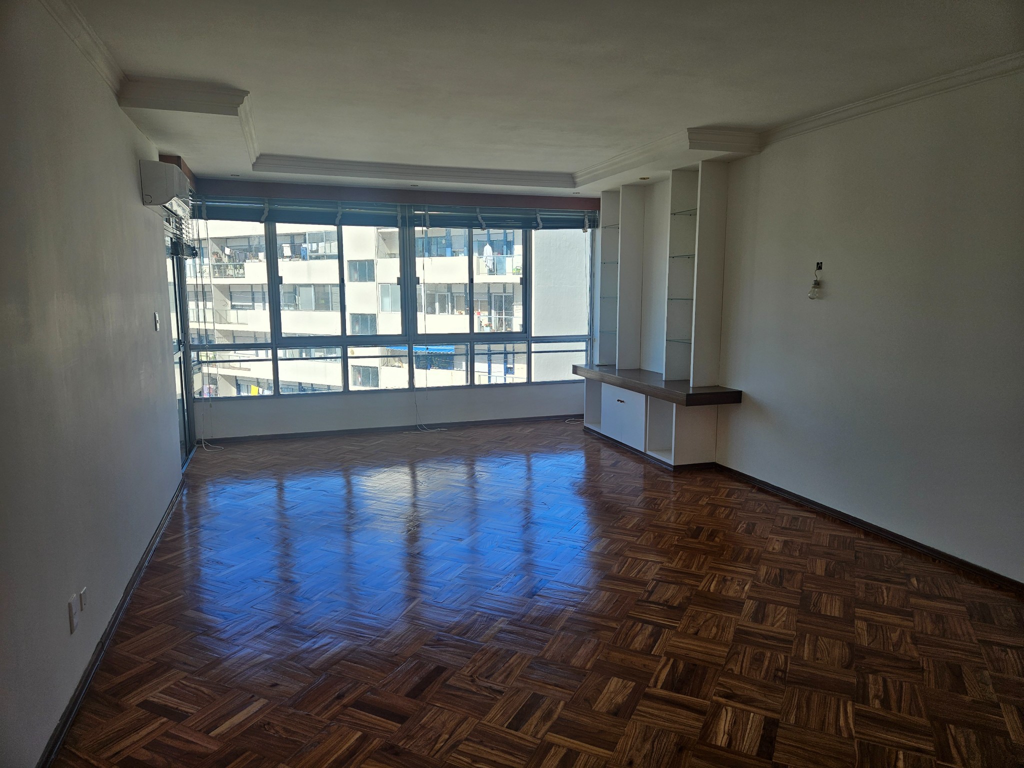 Apartamento 3 Dormitorios Y Escritorio con balcón Y Garage En Parque Rodó Palermo