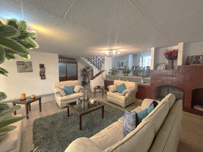 Casa de 6 alcobas en venta en Ub Los Geranios, Chía, 388 m² · foto 2 de 24