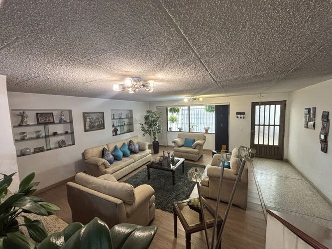 Casa de 6 alcobas en venta en Ub Los Geranios, Chía, 388 m² · foto 4 de 24
