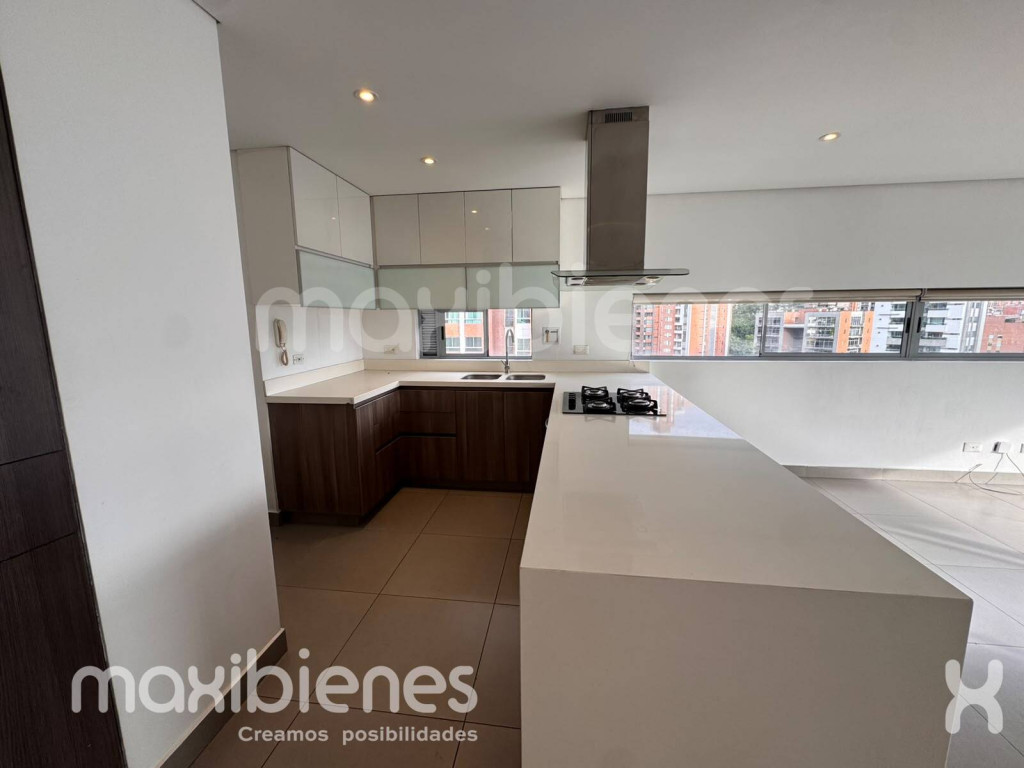 Apartamento en arriendo en El Poblado, Medellín · foto 2 de 19