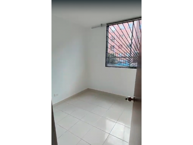 Apartamento de 3 alcobas en venta en Cr. La Finca Sm 9, Madrid, 59 m² · foto 5 de 16