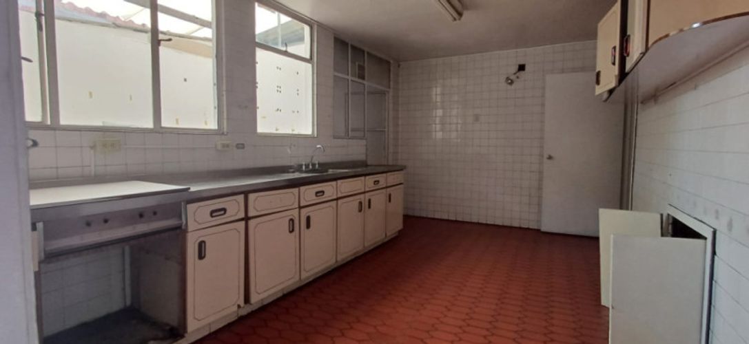 Casa de 5 alcobas en venta en Quinta Paredes, Bogotá, 240 m² · foto 5 de 21