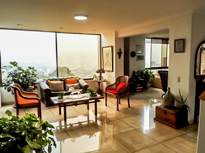 Apartamento de 3 alcobas en venta en El Poblado, Medellín, 250 m² · foto 1 de 18