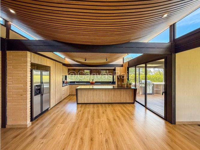 Casa de 4 alcobas en venta en Llano Grande, Rionegro, 300 m² · foto 2 de 10