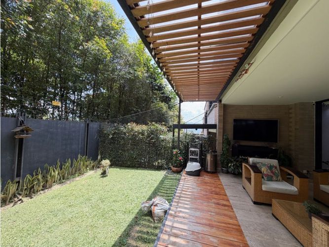 Casa de 3 alcobas en venta en Loma Del Chocho, Envigado, 224 m² · foto 2 de 14