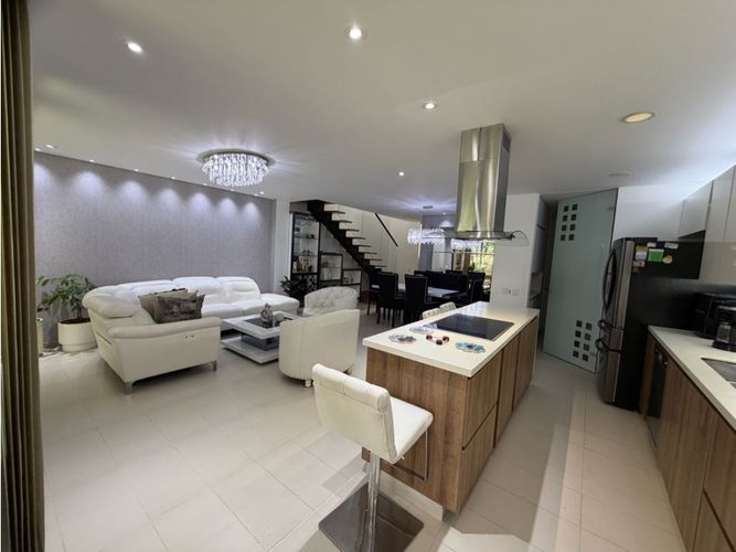 Casa de 3 alcobas en venta en Loma Del Chocho, Envigado, 224 m² · foto 3 de 14