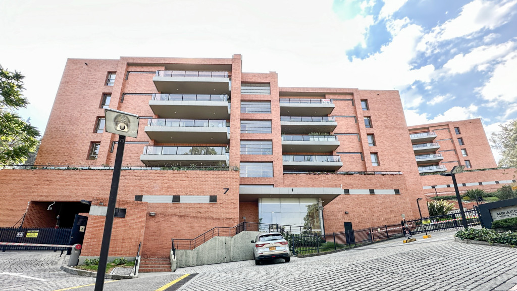 Apartamento en arriendo en Colinas De Suba, Bogotá · foto 2 de 24
