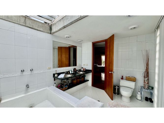 Casa de 3 alcobas en venta en El Poblado, Medellín, 330 m² · foto 15 de 24