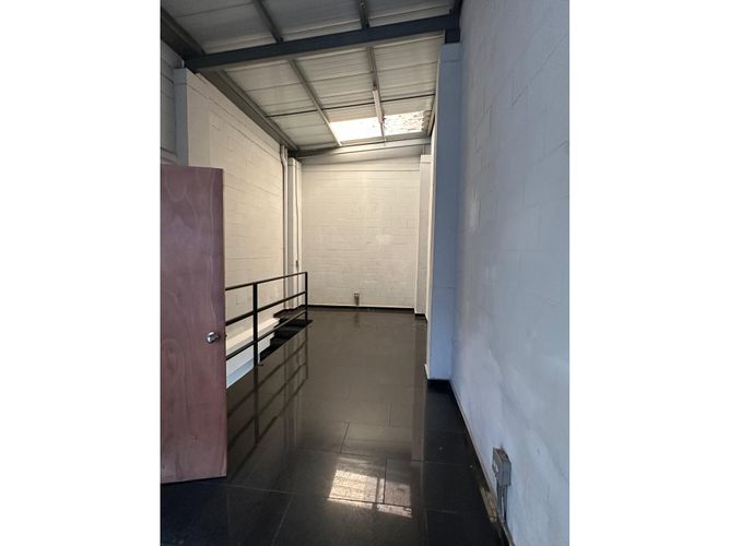 Bodega en arriendo en Trinidad, Medellín, 90 m² · foto 4 de 8