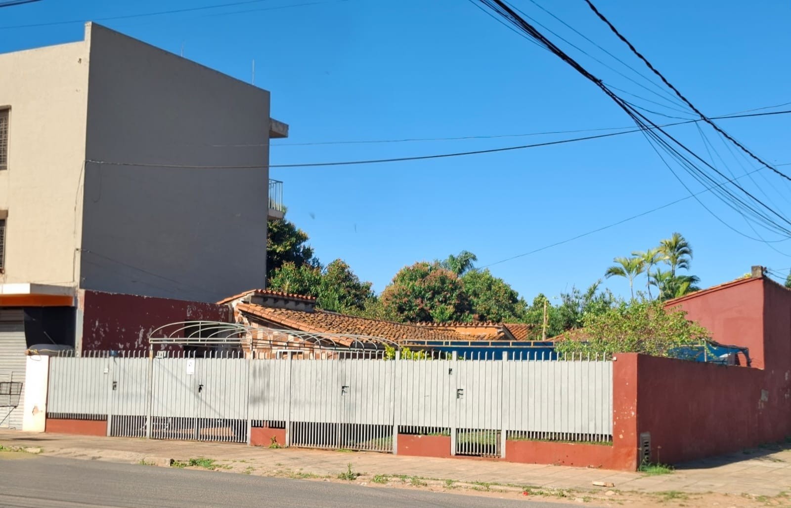 VENDO PROPIEDAD EN ESQUINA EN CUARTO BARRIO LUQUE SOBRE ASFALTO - foto 1