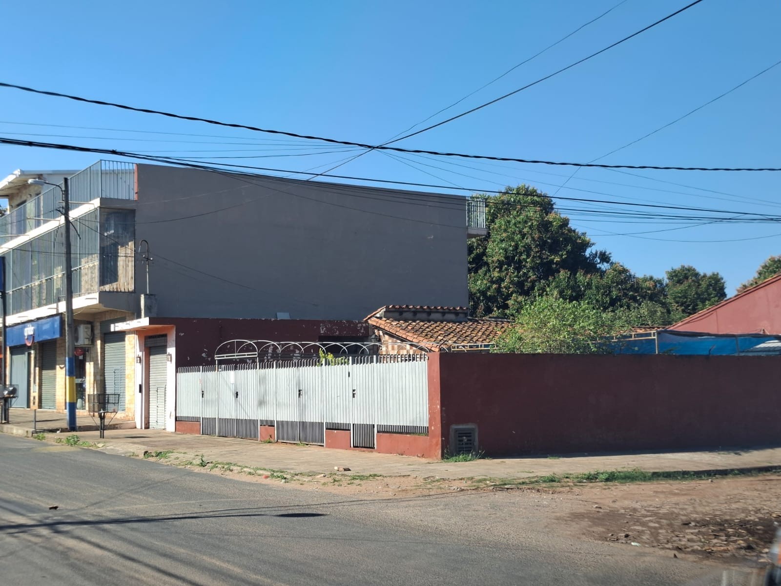VENDO PROPIEDAD EN ESQUINA EN CUARTO BARRIO LUQUE SOBRE ASFALTO - foto 2
