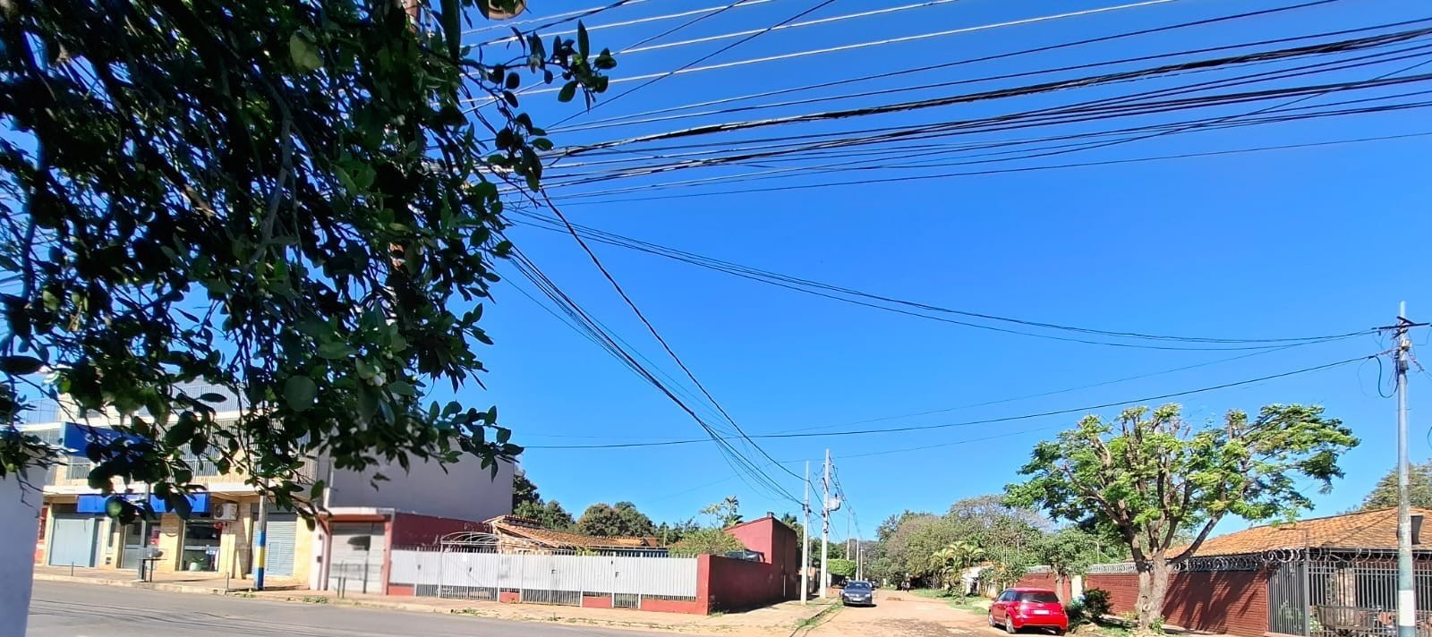 VENDO PROPIEDAD EN ESQUINA EN CUARTO BARRIO LUQUE SOBRE ASFALTO - foto 3