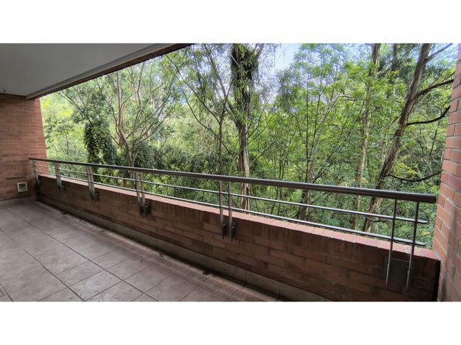 Apartamento de 3 alcobas en arriendo en Los Balsos, Medellín, 240 m² · foto 2 de 24